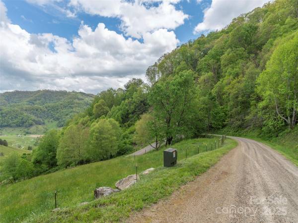 00 Quest CV, Clyde, NC 28721