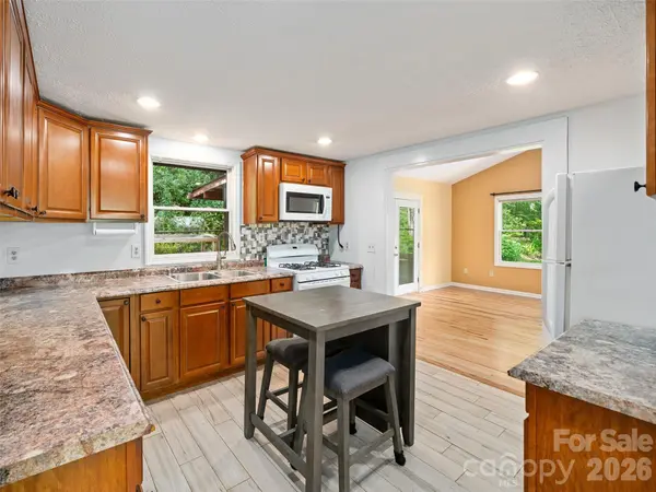 125 HEARTLAND LN, Burnsville, NC 28714