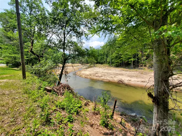 000 Green River Cove RD, Saluda, NC 28773