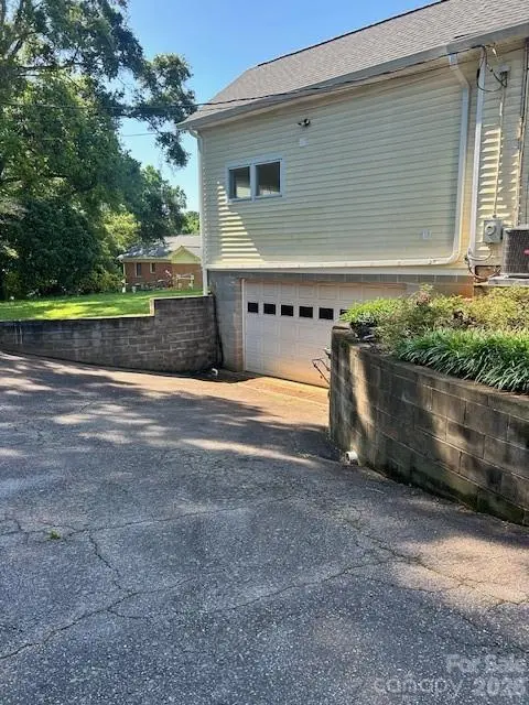 743 S College AVE, Newton, NC 28658
