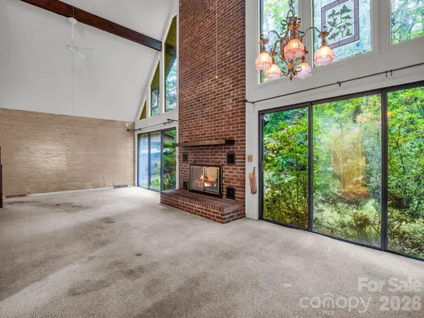 421 Chickadee LN, Brevard, NC 28712