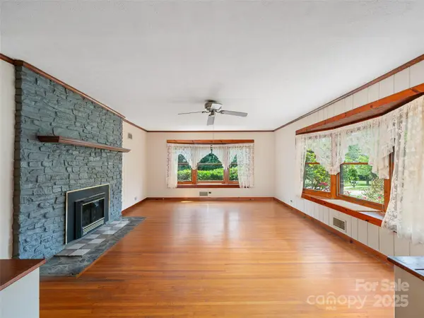 12 Robertson ST, Burnsville, NC 28714