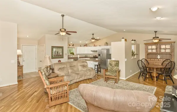 15 Beaverdam Knoll RD, Asheville, NC 28804