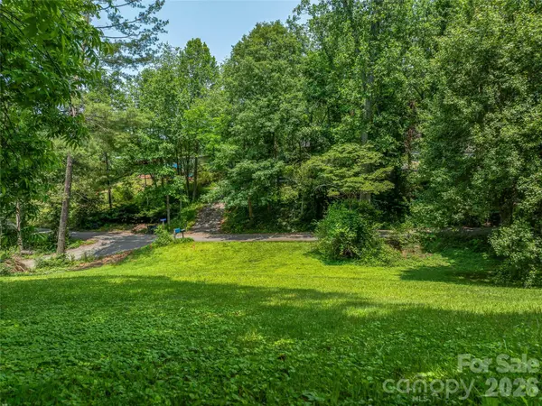 99999 W Skyland CIR #2, Asheville, NC 28804