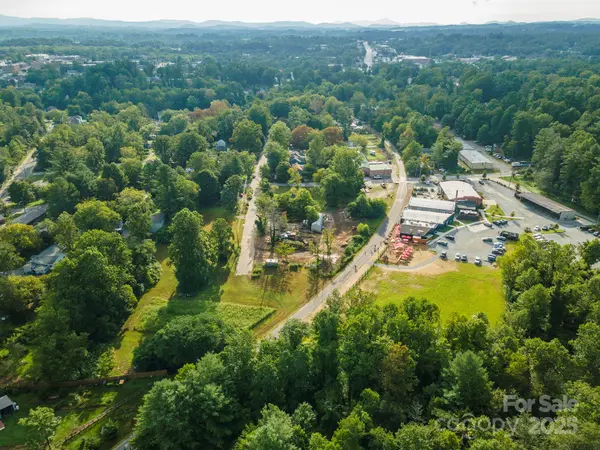 99999 Dale ST, Hendersonville, NC 28792