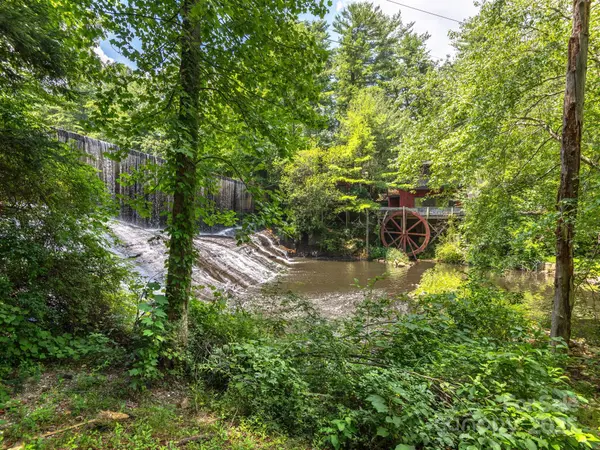 447 Lily Pad LN, Flat Rock, NC 28731