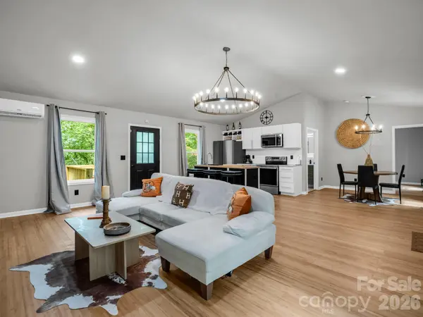 257 Roadrunner CIR, Lake Lure, NC 28746