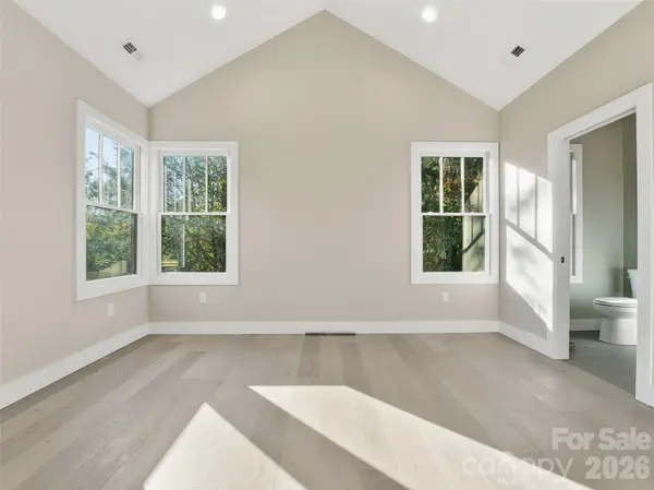 30 Olde Oak CT, Hendersonville, NC 28792