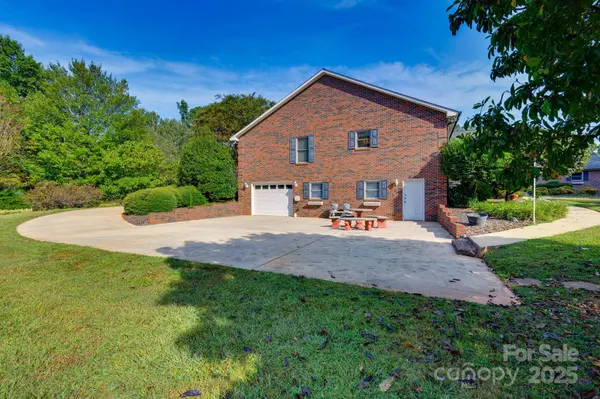 3132 Fox Den CIR, Iron Station, NC 28080