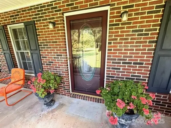 912 Redwood LN, Chester, SC 29706