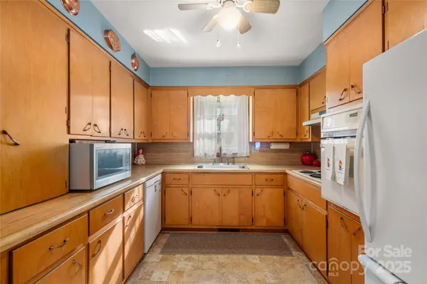 335 Lake Circle DR, Hendersonville, NC 28792