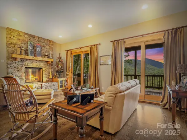 596 N Ridge Runner RD, Burnsville, NC 28714