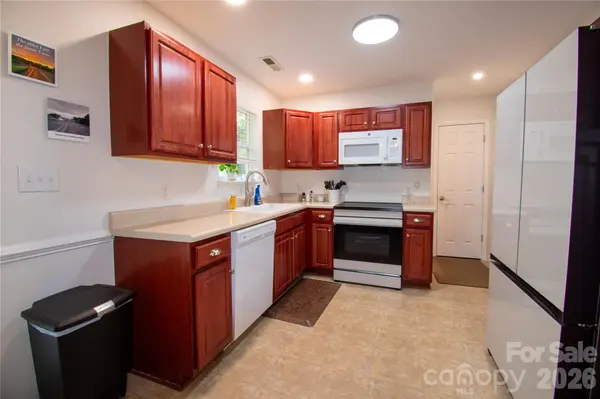 19 Singleton LN, Fletcher, NC 28732