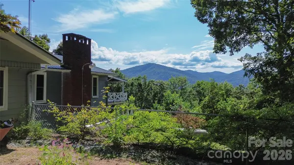 454 Hummingbird LN, Franklin, NC 28734