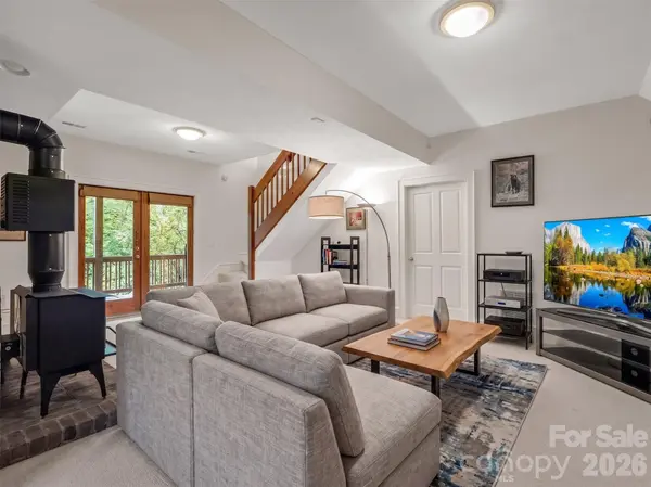 142 Winterview TRL, Hendersonville, NC 28739