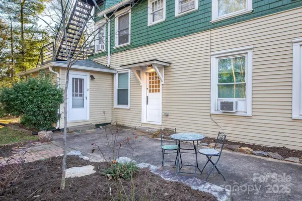 15 Grindstaff DR, Asheville, NC 28803