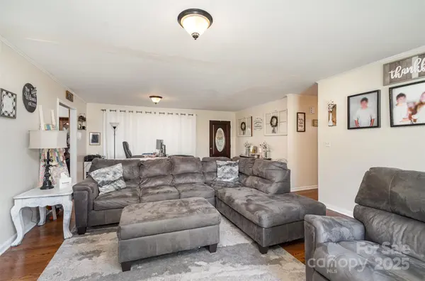 5609 Grace Chapel RD, Hickory, NC 28601