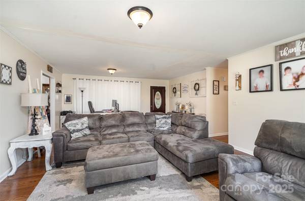 5609 Grace Chapel RD, Hickory, NC 28601