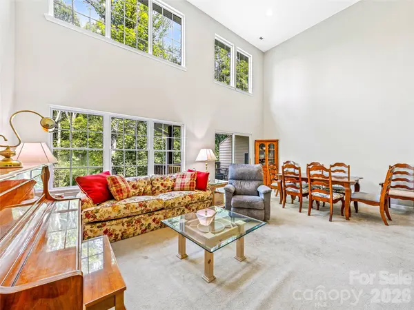 83 Farm LN, Mills River, NC 28759