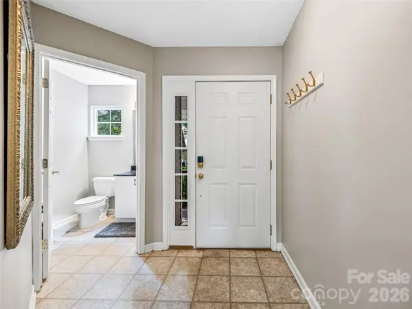 83 Farm LN, Mills River, NC 28759