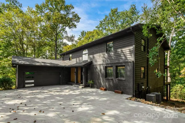 131 Jonadel CT, Lake Lure, NC 28746