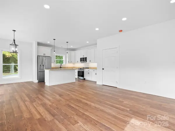11 Riemar LN, Waynesville, NC 28786