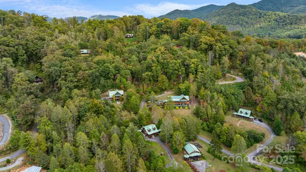 80 Slow LN, Whittier, NC 28789