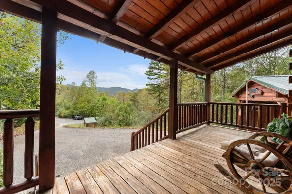 80 Slow LN, Whittier, NC 28789