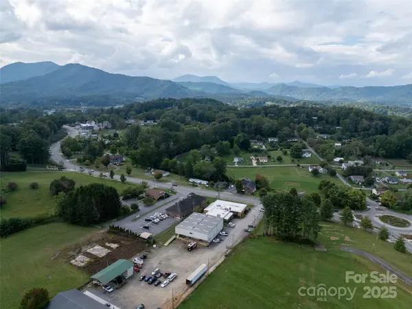 30 New Treads DR, Waynesville, NC 28786