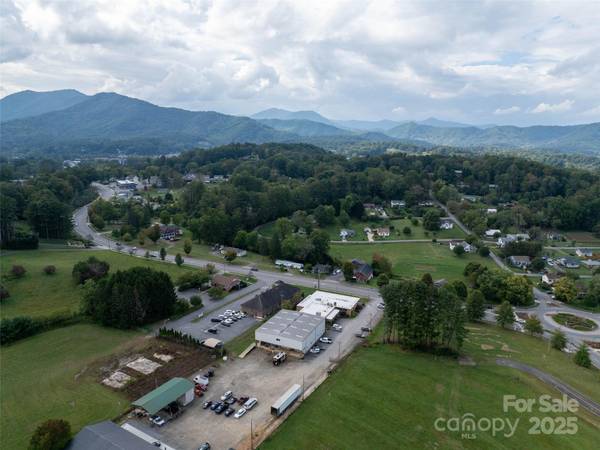 30 New Treads DR, Waynesville, NC 28786