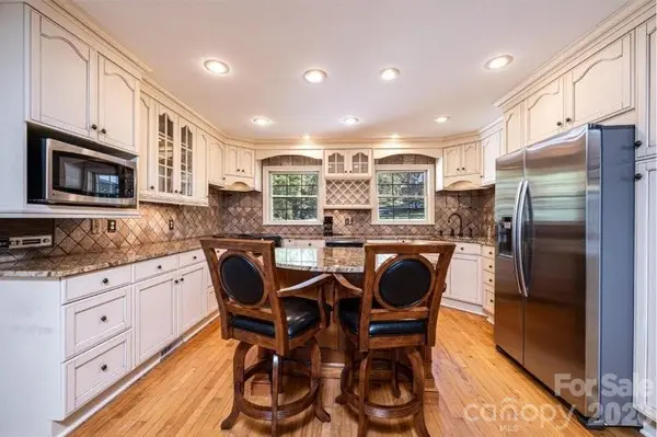 10 Riverview CIR, Granite Falls, NC 28630