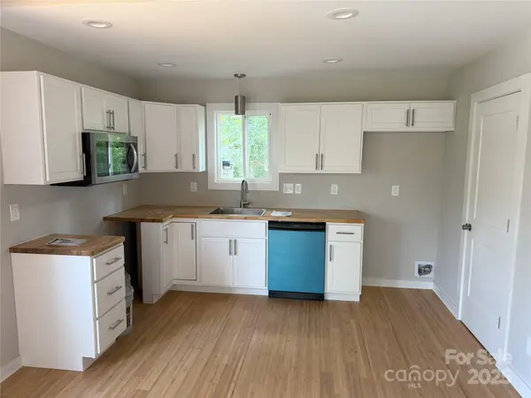 1 Freeport LN, Asheville, NC 28806