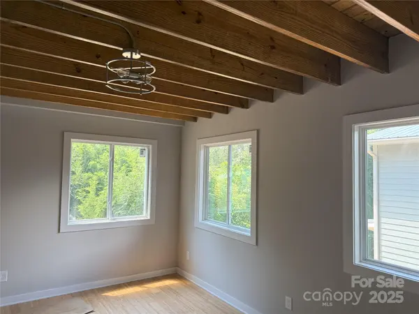 1 Freeport LN, Asheville, NC 28806