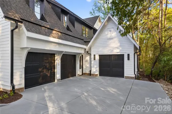 1209 Meadowood LN, Charlotte, NC 28211