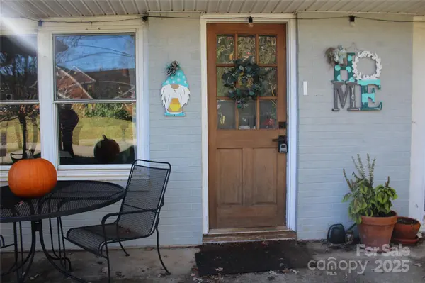 107 N Matthews ST, Morganton, NC 28655