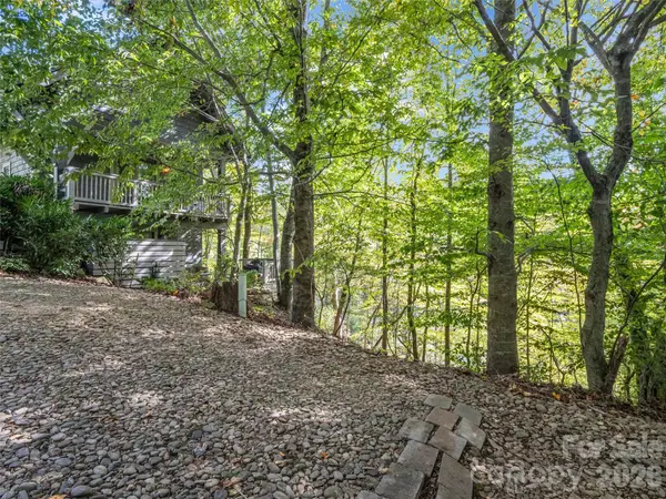 6 Whitman LN, Black Mountain, NC 28711
