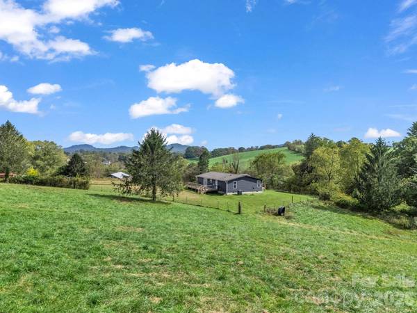 128 Cook LN, Mills River, NC 28759