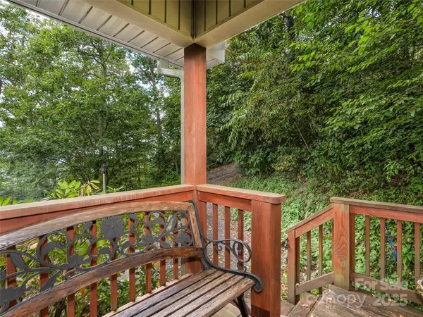 195 Simpson LN, Maggie Valley, NC 28751