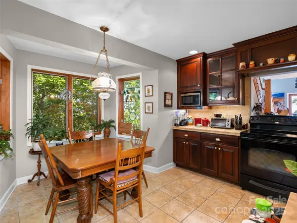 195 Simpson LN, Maggie Valley, NC 28751