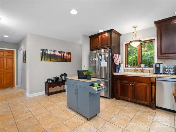 195 Simpson LN, Maggie Valley, NC 28751