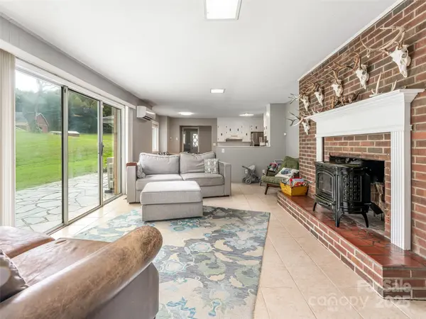 71 Happy Valley DR, Mills River, NC 28759