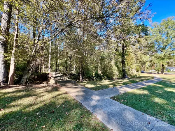 000 Riveroaks LN, Lancaster, SC 29720