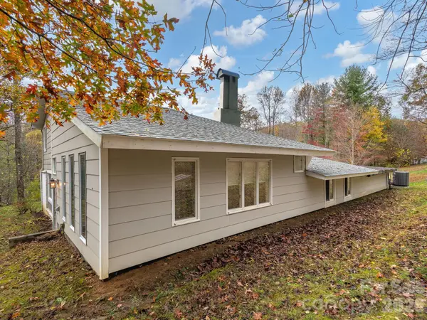 6 Star Berry LN, Fairview, NC 28730