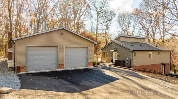 2106 Lynmore DR, Sherrills Ford, NC 28673