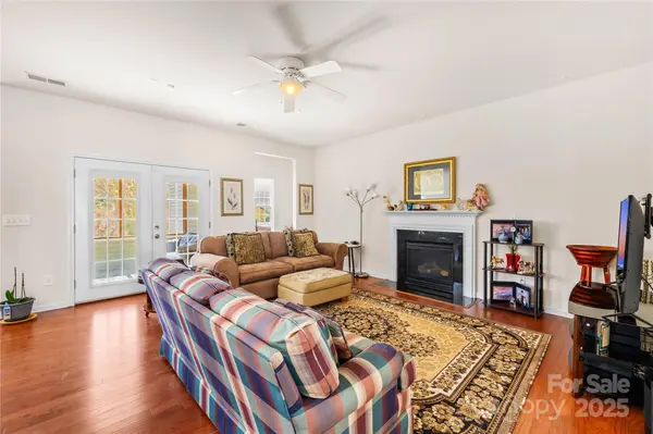 137 Chertsey DR, Mooresville, NC 28115