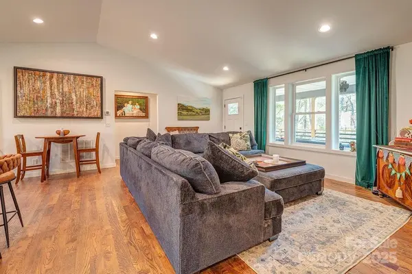 15 Edmond Woods PL, Fairview, NC 28730