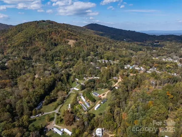 18 Hat Creek DR, Asheville, NC 28806
