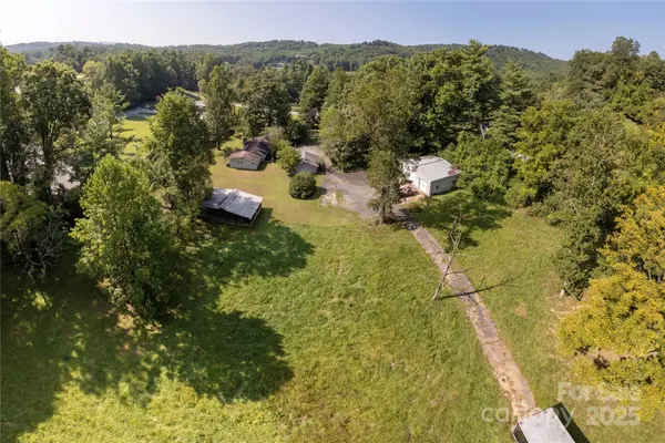 1925-B Windsor DR, Laurel Park, NC 28739