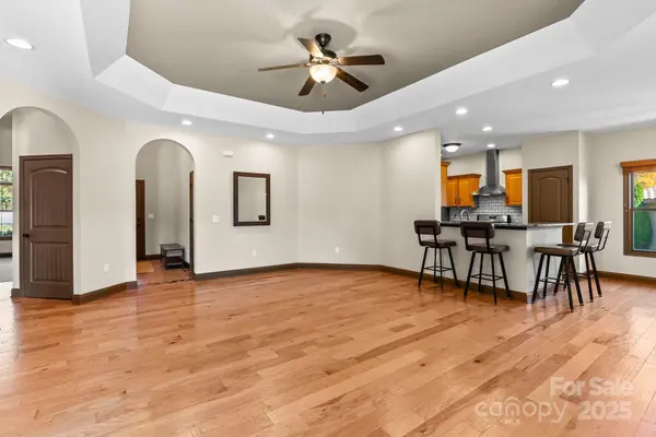 4 Pacifico DR, Asheville, NC 28806