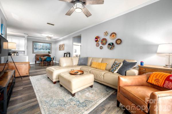 600 Vista Lake DR #4, Candler, NC 28715